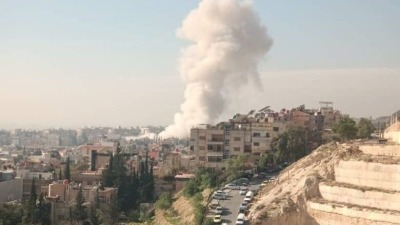 قصف إسرائيلي على مبنى في حي المزة بدمشق (الوطن)