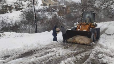 بعد تراكم الثلوج.. توزيع الخبز بـ "التركسات" في قرى جبلية بريف اللاذقية | صور