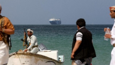 "الحوثيون" يستهدفون سفينة أميركية بخليج عدن وواشنطن ترد بقصف مواقع في اليمن