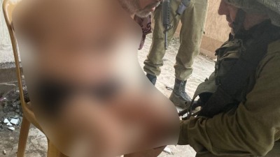 جنود جيش الاحتلال يتجمعون حول الرجل المسن - متداول