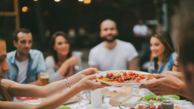 رهاب تناول الطعام مع الآخرين وفي الأماكن العامة.. ما سبل التغلب عليه؟
