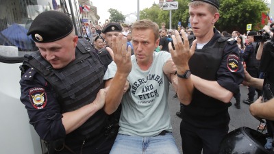 صورة أرشيفية تظهر اعتقال الشرطة الروسية للمعارض أليكسي نافالني - رويترز