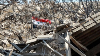 صورة أرشيفية لدمار نتيجة غارة إسرائيلية على مواقع للنظام في سوريا (AFP)