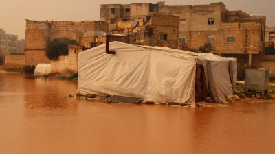 مياه الأمطار تحاصر إحدى الخيام بريف إدلب - الدفاع المدني