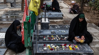 أهالي المقاتلين الأفغان يبكون على قبورهم بعد دفنهم في طهران 