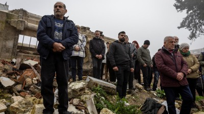 مصلون يحضرون قداساً في الكنيسة الأرثوذكسية اليونانية التي دمرها زلزال في أنطاكيا (رويترز)