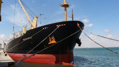 سفينة شحن يونانية ترسو في ميناء عدن بعد تعرضها لهجوم حوثي ـ رويترز