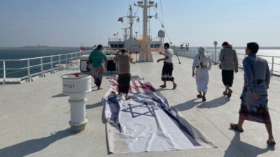 عناصر من جماعة الحوثي يحتجزون سفينة في مضيق باب المندب (الإنترنت)