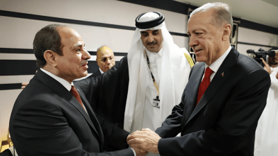 أردوغان يصافح السيسي في مونديال قطر 2022