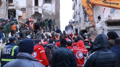 فرق الإنقاذ تبحث عن ناجين تحت أنقاض الزلزال في حلب – 6 شباط 2023 (الهلال الأحمر السوري)