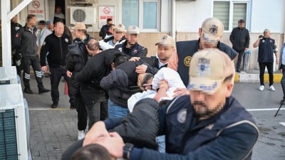 السلطات التركية خلال عملية اعتقال المشتبه بهم بالتجسس لصالح الموساد في إسطنبول (الأناضول)