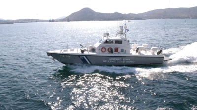 مركب تابع لخفر السواحل اليوناني أثناء قيامه بدورية