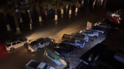 الفيضانات تغلق وتعرقل حركة المرور في شوارع اللاذقية - 17 شباط 2024 (إنترنت)