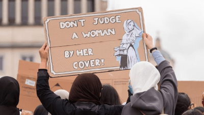 احتجاج عام 2020 حول حظر الحجاب في بروكسل (GETTY IMAGES)