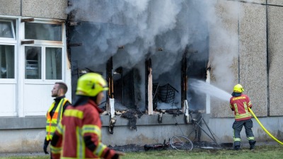 رجال الإطفاء يكافحون حريقًا في ملجأ للاجئين في فايمارر لاند، 4 يونيو 2023 | الصورة: وكالة الأنباء الألمانية