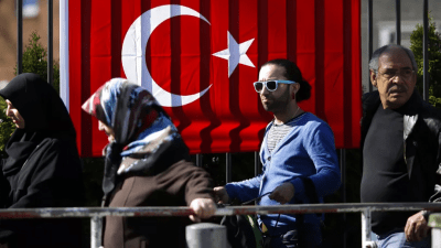 مواطنون أتراك أمام القنصلية التركية في برلين، ألمانيا (AP)