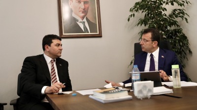 زعيم حزب الديمقراطي غولتكين أويسال مع رئيس بلدية إسطنبول الكبرى الحالي أكرم إمام أوغلو (İBB HABER)