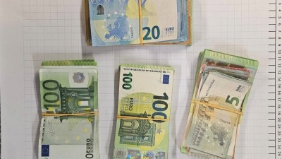 أوراق نقدية كانت بحوزة اللاجئ السوري الذي أوقفته الشرطة الألمانية (Bundespolizei)