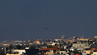 الجيش المصري يجرى عملية إنزال جوي لمساعدات إلى غزة | صور