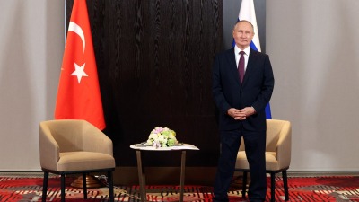 الرئيس الروسي فلاديمير بوتين يظهر قبل اجتماع مع الرئيس التركي على هامش قمة قادة منظمة شنغهاي للتعاون في سمرقند في 16 سبتمبر 2022. (تصوير ألكسندر ديميانشوك / سبوتنيك / وكالة الصحافة الفرنسية)