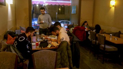 تقول إحدى رواد مقاهي دمشق لوكالة الصحافة الفرنسية: لولا المقاهي لكنت توقفت عن العمل، على وقع انقطاع الكهرباء في المنزل