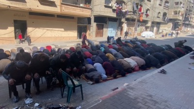 بعد تدمير إسرائيل المساجد.. أهالي غزة يؤدون صلاة الجمعة في الشوارع | فيديو