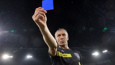 البطاقة الزرقاء.. قانون جديد قريباً في كرة القدم