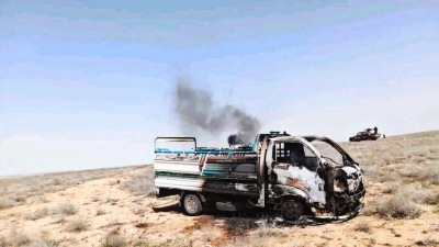 آثار الهجوم على سيارات عمال جني الكمأة في بادية دير الزور - 6 من آذار 2024 (إنترنت)