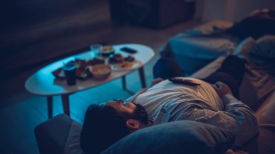 ماذا يحدث للجسم عند النوم أو الاستلقاء بعد الأكل مباشرة؟