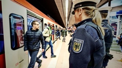 توقيف سوري بتهمة التحرش الجنسي براكبة وتهديد مضيف القطار في ألمانيا