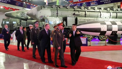 كيم جونغ أون، على اليمين، ووزير الدفاع الروسي سيرجي شويجو يزوران معرضًا للمعدات المسلحة
