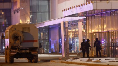 عناصر من الشرطة الروسية أمام صالة الموسيقية التي استهدفها داعش ـ رويترز