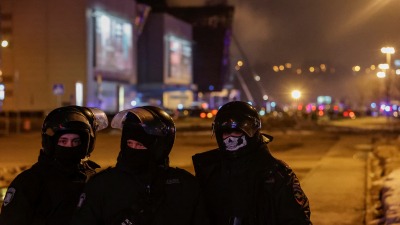 عناصر شرطة روسية في مكان الهجوم على قاعة الحفلات ـ رويترز
