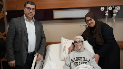 عائلة جيداء برفقتها بعد تلقيها العلاج في غازي عنتاب (İHA)