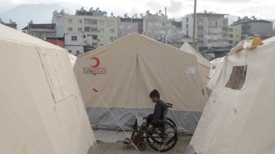 طفل من ذوي الاحتياجات الخاصة بين خيام نصبت للاجئين السوريين في تركيا - المصدر: الإنترنت