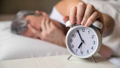 دراسة: النوم أقل من 7 ساعات يومياً يزيد خطر النوبات القلبية والسكتة الدماغية
