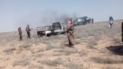 آثار الهجوم على سيارات عمال جني الكمأة في بادية دير الزور - 6 آذار 2024 (إنترنت)