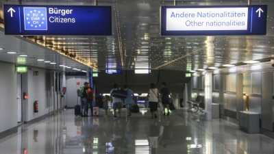 صالة الوصول في مطار دوسلدروف بألمانيا ـ (الغارديان)