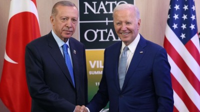 الرئيس التركي رجب طيب أردوغان يلتقي نظيره الأمريكي جو بايدن أمام الصحفيين على هامش قمة قادة حلف الناتو في عاصمة ليتوانيا، فيلنيوس 11-7-2023 (صورة: الأناضول)