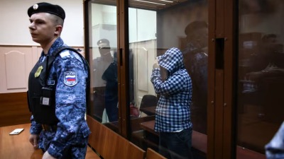 أحد المتهمين بتفجير موسكو في قفص الاتهام بقاعة المحكمة 