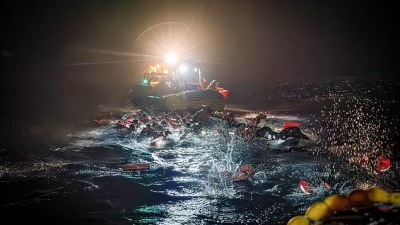 إنقاذ المهاجرين من عرض البحر ليلاً