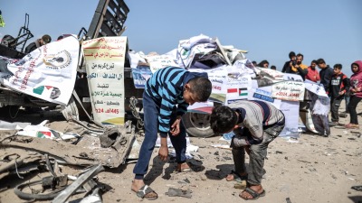 قتلى وجرحى بقصف إسرائيلي على شاحنة مساعدات وسط غزة - 3 آذار 2024 (الأناضول)