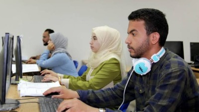 مع ندرة فرص العمل.. مهن جديدة تستقطب الشباب السوريين في مصر