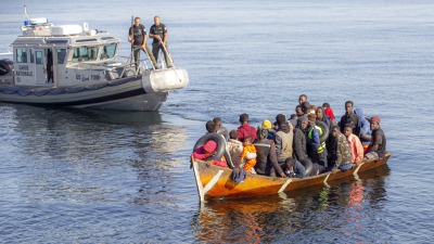 الحرس الوطني التونسي يعترض المهاجرين غير النظاميين الراغبين في الوصول إلى أوروبا قبالة سواحل صفاقس جنوب تونس (الأناضول)