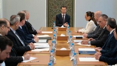 بشار الأسد يعقد اجتماعاً حكومياً مصغراً بحثاً عن مخرج للأزمة الاقتصادية