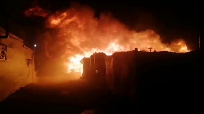 اندلاع حريق ضخم في مخيم للاجئين السوريين في لبنان