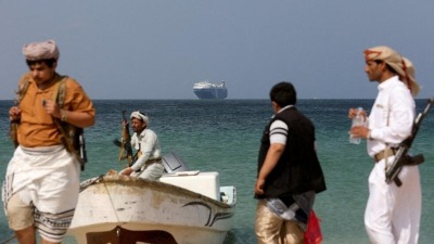 "الحوثيون" يعلنون استهداف سفينة أميركية في خليج عدن
