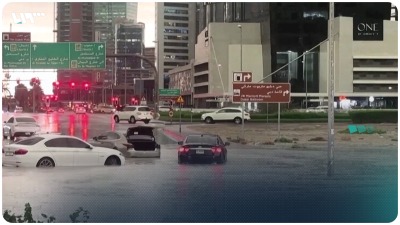 أمطار غزيرة وسيول تغرق شوارع دبي في دولة الإمارات