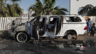 سيارة تابعة لمنظمة World Central Kitchen دمرتها غارة جوية إسرائيلية على دير البلح بوسط قطاع غزة في 2 نيسان 2024