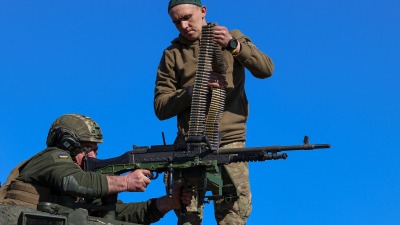 مقاتلون من الجيش الأوكراني فوق دبابة فرنسية ـ رويترز